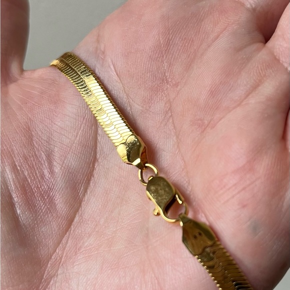 18” Gold Plated Herring Bone Necklace ✨ - Picture 9 of 9